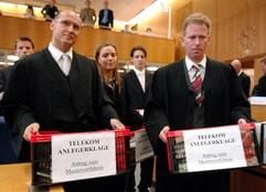 Anwälte tragen am Dienstag (25. Oktober 2005) mehrere Kisten mit Klageschriften enttäuschter Kleinanleger in den Verhandlungssaal des Landgerichts Frankfurt. (Foto: dpa)