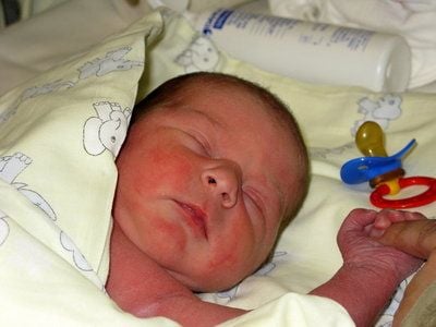 Das Foto, das die Polizei am 05.12.2008 in Hof zur Verfügung stellte, zeigt ein weibliches Baby. Das vor drei Wochen in Hof ausgesetzte Baby ist die Schwester eines Findelkindes aus Plauen. (FOTO: DPA)
