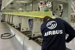 Ein Airbus-Angestellter arbeitet m niedersächsischen Werk in Stade an einer Leitwerkskonstruktion (Archivfoto vom 11.03.2004). (Foto: dpa)