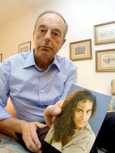 Giuseppe Englaro am 25.04.2002 mit einem Foto seiner Tochter Eluana in Lecco. (FOTO: DPA)