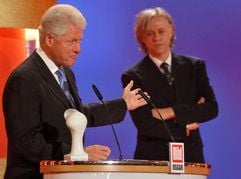 Der ehemalige US-Präsident Bill Clinton bedankt sich für den Medienpreis «Osgar» der «Bild»-Zeitung; hinter ihm steht sein Laudator, der Sänger Bob Geldof. (Foto: dpa)