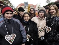 Kinder aus Beslan (Nordossetien) lachen auf dem Leipziger Weihnachtsmarkt am Freitag (17.12.2004). Die Kinder gehören zu den überlebenden Opfern des Geiseldramas vom 01. September 2004 in Beslan und besuchen Deutschland auf Einladung der Bundesregierung. (Foto: dpa)