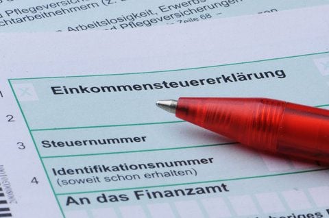 Ein Kugelschreiber liegt auf einer Einkommensteuererklärung. Den hätte es mit der elektronischen Software «Elena» nicht mehr gebraucht, doch die Bundesregierung legt das Projekt ad acta. (ARCHIVFOTO: DPA)