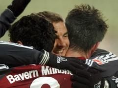 Sebastian Deisler (M) vom FC Bayern München jubelt mit Giovane Elber (l) und Nico Kovac über den 8:0-Treffer von Willy Sagnol. Die Bayern gewannen 8:0. (Foto: dpa)