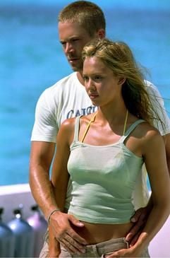 Paul Walker als Jared und Jessica Alba als Sam in einer Szene aus dem Film «Into the Blue», der am 13.10.2005 in die deutschen Kinos kommt. (Foto: dpa)