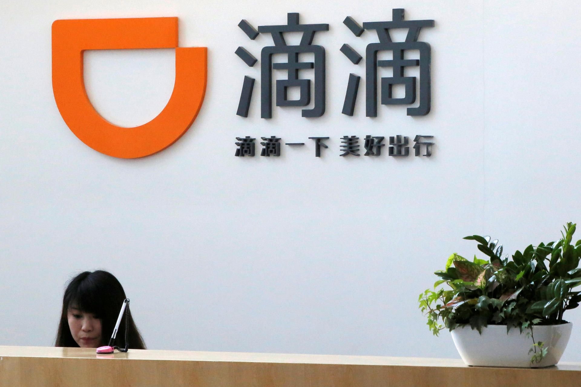 Das Logo der Firma Didi Chuxing im Hauptquartier in Peking
