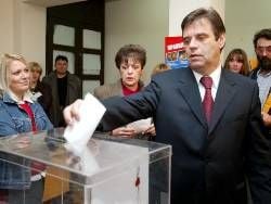 Vojislav Kostunica bei der Stimmabgabe (Archivfoto: dpa)