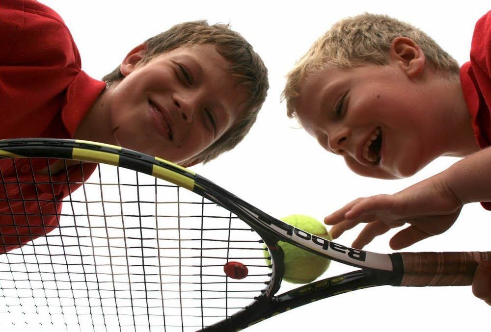 Für Felix (r.) und Florian Böhler (l.) ist Tennis schon jetzt die Verbindung aus Spaß und Leistung.