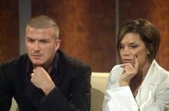Die britische Popsängerin Victoria Beckham und ihr Ehemann, der englische Fußballspieler David Beckham, bei «Wetten, dass...?» am 13. Oktober 2001 in Erfurt. (Archivfoto: dpa)