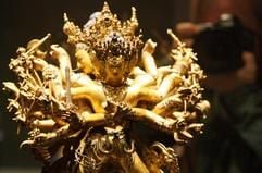 Eine Fotograf mach in der Tibet-Ausstellung am Donnerstag (17.08.2006) in der Villa Hügel in Essen ein Bild der Skulptur «Der Yidam Kalacakra» (Das Rad der Zeit). (Foto: dpa)