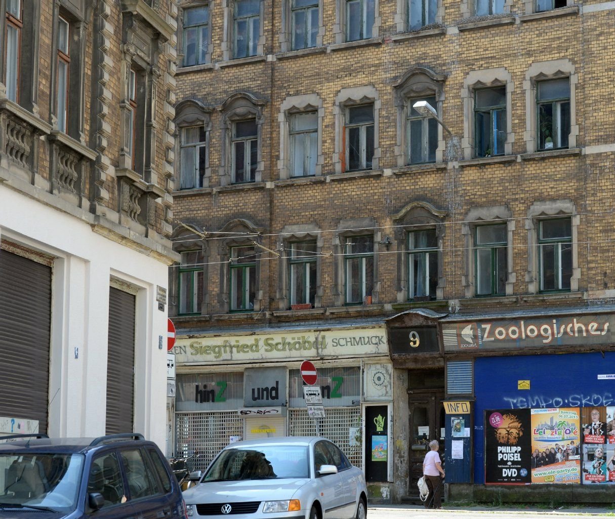 Häuser mit verwitterten Fassaden, aufgenommen am 15.07.2013 die Georg-Schwarz-Straße in Leipzig (Sachsen).