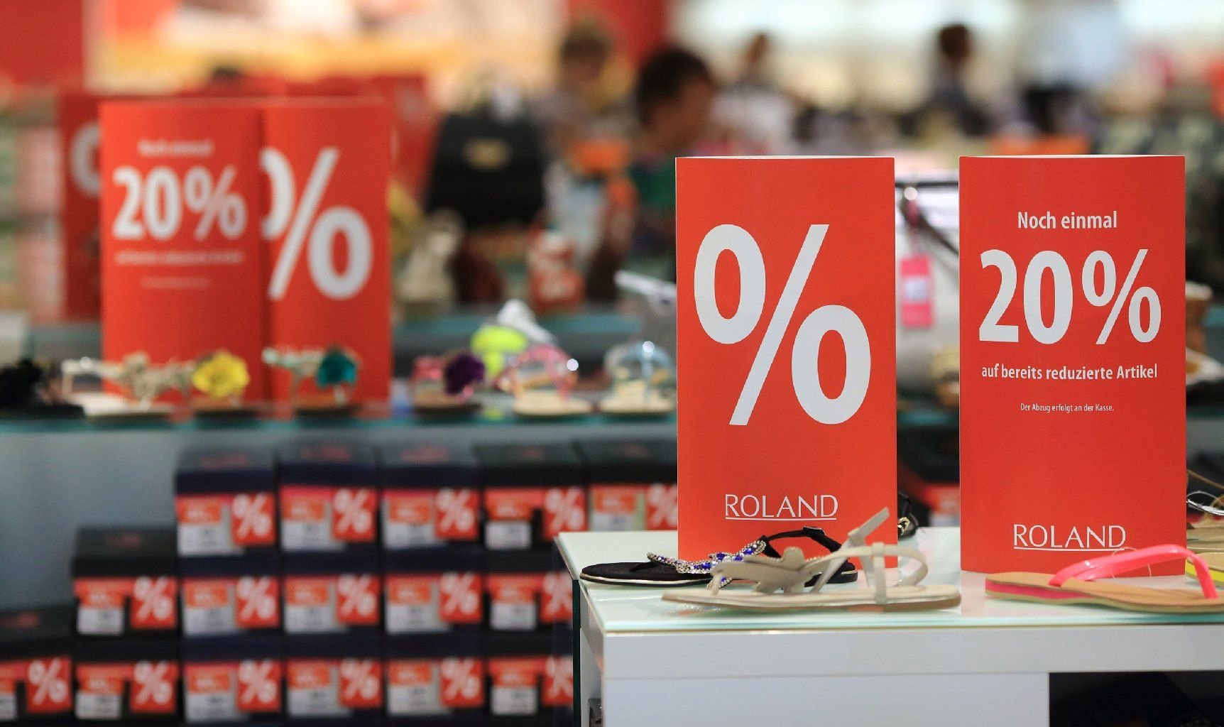 Werbung für den Sommerschlussverkauf in einem Schuhladen in Magdeburg.