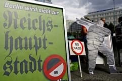 «Berlin wird nicht zur Reichshauptstadt» steht auf einem Aufsteller in Berlins Mitte. Damit protestieren Abgeordnete der Grünen in der Hauptstadt gegen einen Laden, der in unmittelbarer Nähe der Aktion Bekleidung des Labels «Thor Steinar» verkauft, die auch bei Rechtsradikalen beliebt ist. (Foto: dpa)