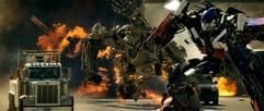Im neuen Kinofilm «Transformers» liefern sich zwei Transformer auf einem Highway eine Verfolgungsjagd. (Foto: dpa)