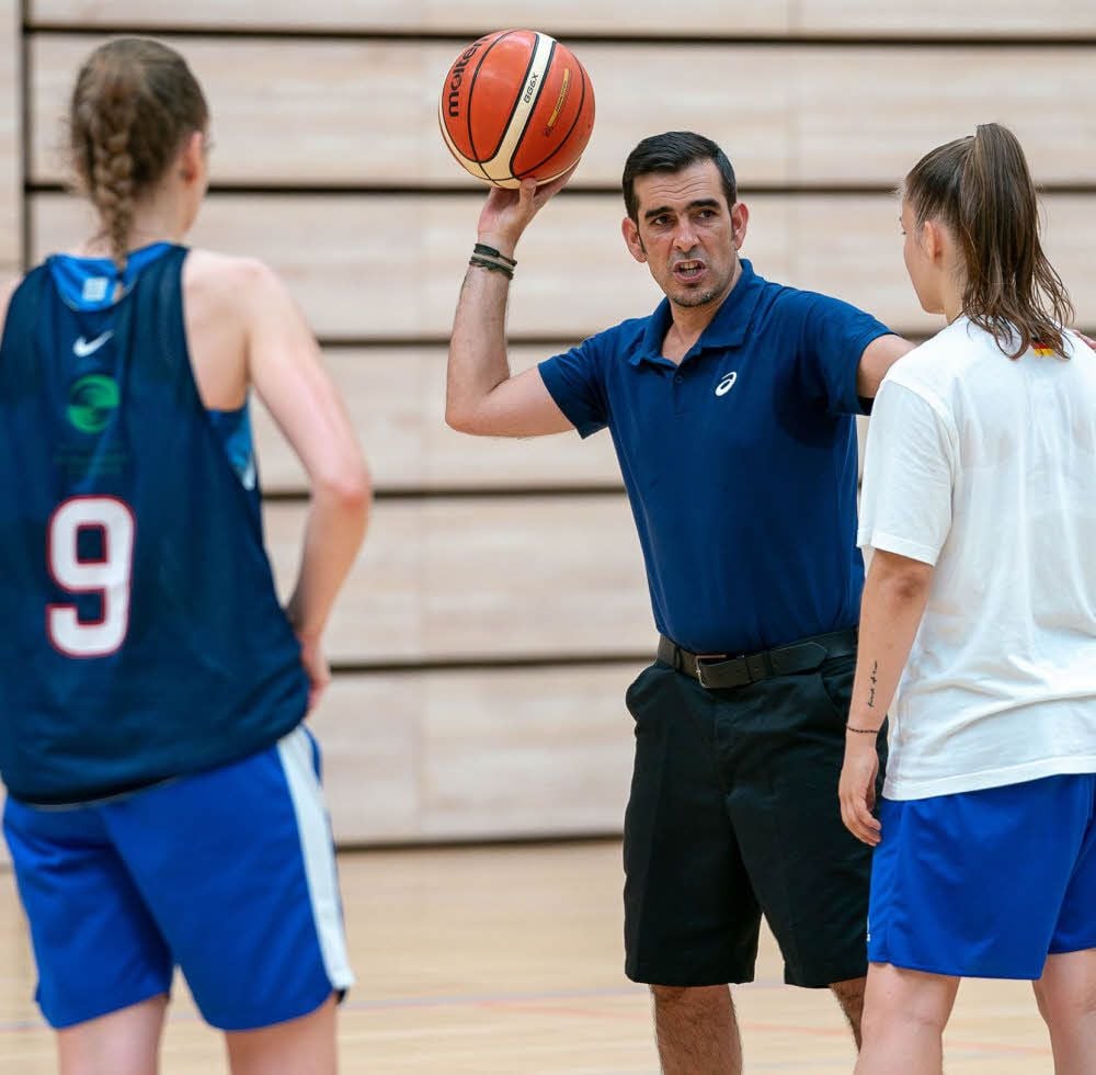 Trainer José Araujo spricht im Training mit seinen Lions-Spielerinnen Laura Hebecker (l.) und Janina Schinkel.