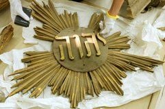Im Kunstdepot der Universität Leipzig liegt eine Sonne vom Schalldeckel der barocken Holzkanzel der vor 40 Jahren, am 30.05.1968 gesprengten Paulinerkirche.