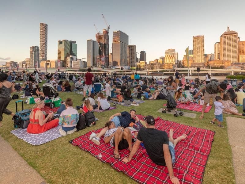 Entspannt warten die Menschen im australischen Brisbane auf das Silvesterfeuerwerk. Foto: Glenn Hunt/AAP
