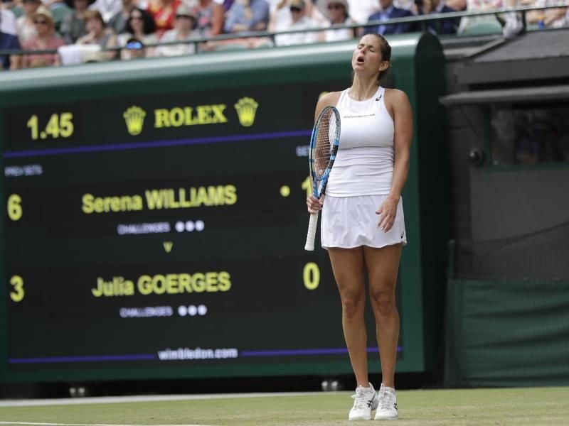 Julia Görges ärgert sich über ihr Wimbledon-Aus. Foto: Ben Curtis/AP