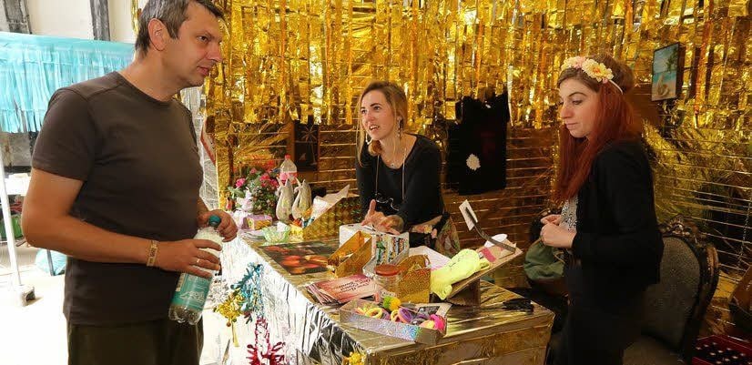 Bei Julia und Elisa (rechts) können auch Nachtschwärmer in Ruhe einkaufen.