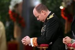 Fürst Albert II. von Monaco gedenkt schweigend des am 6. April gestorbenen Rainier III. (Foto: dpa)