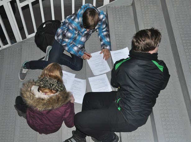 In Ermangelung eines Tisches wurden Fragebögen auf der Treppe sitzend ausgefüllt.