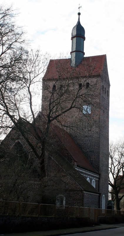 Die Axiener Kirche, sie soll 1171 erbaut worden sein, steht an der Nahtstelle der beiden Ortsteile Axien und Kähnitzsch, dem so genannten Seegraben.