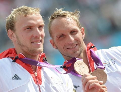 Martin Hollstein (l.) und Andreas Ihle präsentieren stolz ihre Bronzemedaille im Zweier-Kajak. Andreas Ihle ist der einzige Athlet aus Sachsen-Anhalt, der eine Medaille holte. (FOTO: DPA)