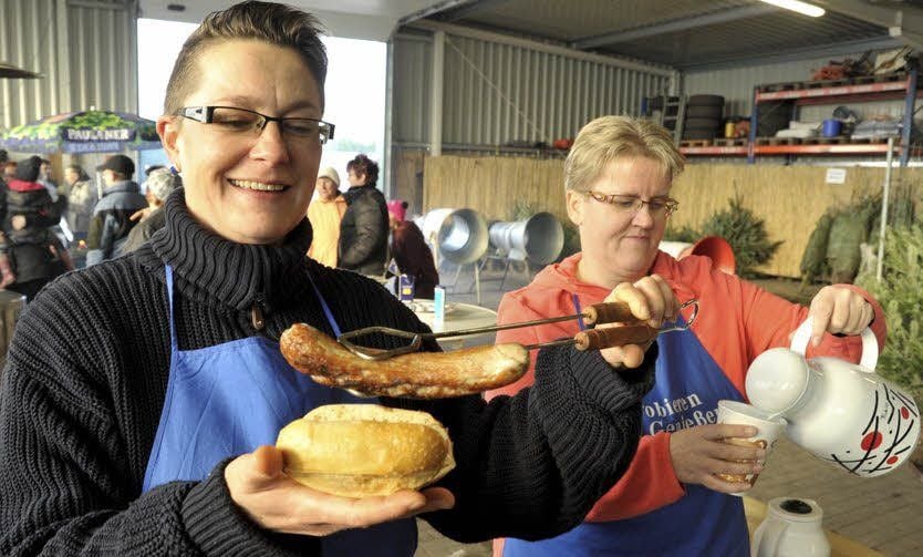 Astrid Drewitz (links) und Annette Schumann vom MZ-Service-Center Bernburg kümmerten sich rührend um das leibliche Wohl der Gewinner.