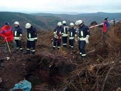 Feuerwehrleute sichern am Samstag am Höhenzug Schmücke bei Oberhof (Thüringen) ein Erdloch, in dem ein 60-jähriger Mann verschüttet wurde und starb. (Foto: dpa)
