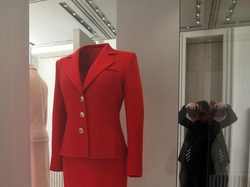 Ein rotes Kostüm von Catherine Walker, das Prinzessin Diana im Jahr 1996 trug. Foto: Yui Mok
