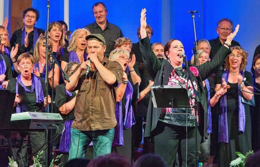 Kathy Kelly und der Gospelchor wurden bei den letzten Songs von Michael Hirte begleitet. Der trat spontan bei dem Konzert mit auf.