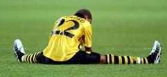 Marcio Amoroso sitzt auf dem Rasen des Dortmunder Westfalenstadions. (Foto: dpa)