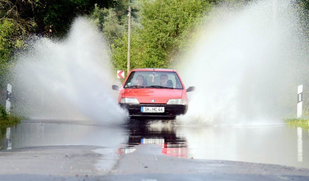 Seit Jahren ein Problem: Die Straße am Tagebau wird immer wieder durch die Reide überschwemmt.