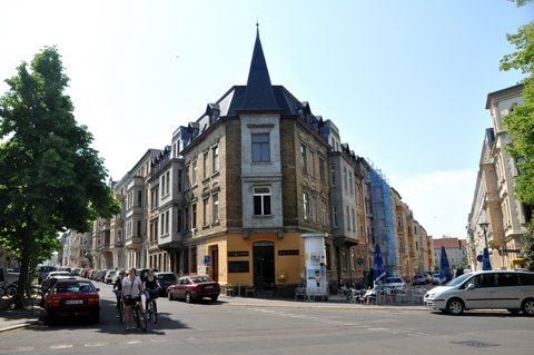 Blick in die Carl-von-Ossietzky-Straße an der Ecke zur Schleiermacherstraße im Paulusviertel.