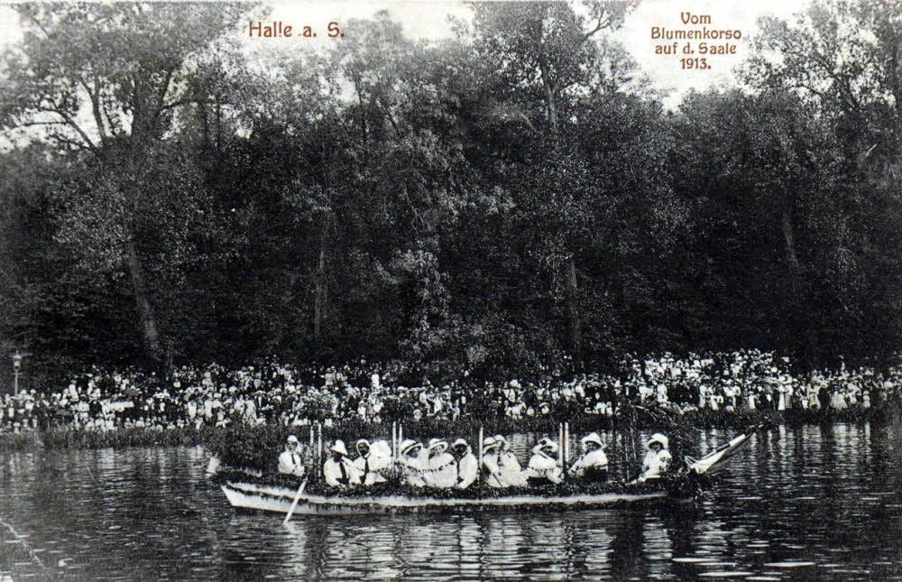 Der Blumenkorso war eine der Traditionen, die in das Laternenfest eingeflossen sind - hier ein Foto aus dem Jahr 1913.