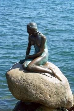 Die Bronzestatue der Kleinen Meerjungfrau auf ihrem Stein im Hafen von Kopenhagen. (Foto: dpa)