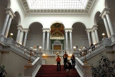 Besucher in der Treppenhalle der restaurierten Bibliotheca Albertina in Leipzig. Von hier führt der Weg zur Hauptbenutzungsebene. (FOTO: DPA)