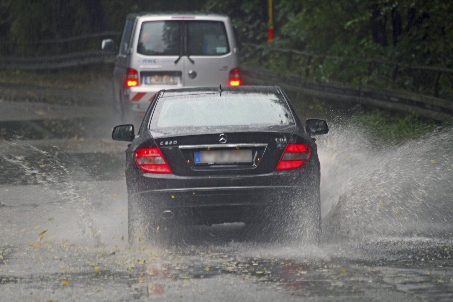 Reifen können nur eine bestimmte Menge Wasser verdrängen. Bei überfluteten Straßen droht daher Aquaplaning, das Auto schwimmt auf.