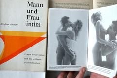 Zwei Auflagen des Buches «Mann und Frau intim» des sächsischen Psychologen und Therapeuten Siegfried Schnabl aus den Jahren 1975 (l) und 1992 liegen auf einem Tisch in Leipzig. (Foto: dpa)