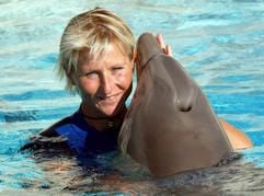 Sorge um einen Delfin in Riccione: Das WeibchenMary G. aus dem Delfinarium der Stadt sei seit dem Tod seinerPflegerin Anfang Februar in so tiefe Trauer verfallen, dass esjegliche Nahrung verweigere, berichtete die italienische Zeitung «LaRepubblica» am Montag. (Foto: dpa)