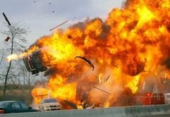 Im Rahmen von Filmaufnahmen für die TV-Serie «Alarm für Cobra 11» verwandelt sich die «Film-Autobahn» bei Aldenhoven in ein Flammeninferno. (Foto: dpa)