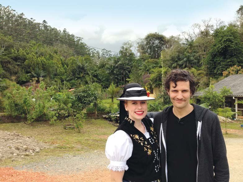 Der Autor Manuel Möglich im brasilianischen Blumenau, zusammen mit einer Anwärterin auf den Titel „Oktoberfestkönigin“.