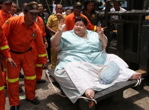 Amnuayporn Thongprapai musste per Kran samt Bett in ein Krankenhaus transportiert werden. (FOTO: DPA)