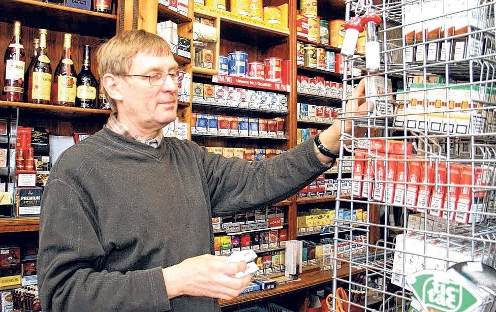 Frank Thieme ist seit 1991 der Inhaber des Tabakwarenladens in der Ascherslebener Hecknerstraße. Dort werden 175 Sorten Zigaretten angeboten Thema Nichtraucherschutzgesetz