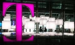Der Bund hat zum Stopfen seinerHaushaltslöcher Telekom-Aktien für 1,6 Milliarden Euro an diestaatseigene Förderbank KfW verkauft. (Foto: dpa)