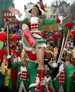 Ein Tanzmariechen wird am Donnerstag (19.02.2004) auf dem Alter Markt in Köln hochgehoben. Pünktlich um 11.11 Uhr haben zehntausende Narren in den rheinischen Karnevalshochburgen Köln und Düsseldorf den Straßenkarneval eingeläutet. (Foto: dpa)