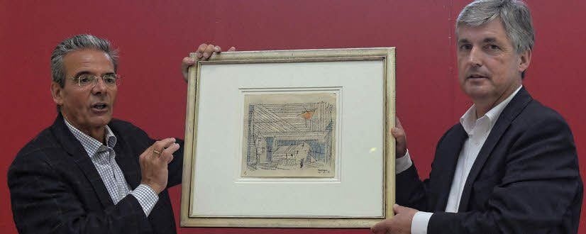Thomas Markworth, Präsident der Kurt-Weill-Gesellschaft Dessau, übernimmt von Rolf Budde (l.) die Leihgabe eines Feininger-Bildes.