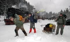 Bei Sturm und Schneegestöber brechen am Mittwoch (14.01.2004) Touristen aus Nordhausen am Bahnhof Schierke zu einer Wanderung im Harz auf. (Foto: dpa)