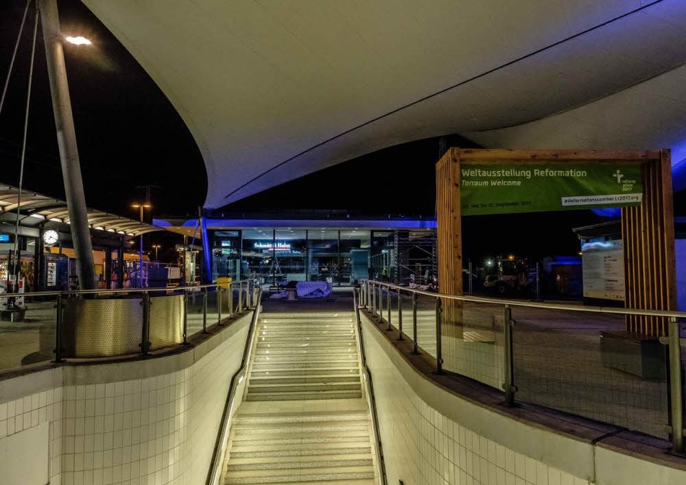 2017 kann kommen, der Bahnhof ist hier auf der Westseite fast fertig.