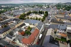 Blick vom Turm der Kirche St.Marien auf die erzgebirgische Kreisstadt Marienberg, wo am Wochenende der 15. «Tag der Sachsen» gefeiert wird. (Foto: dpa)